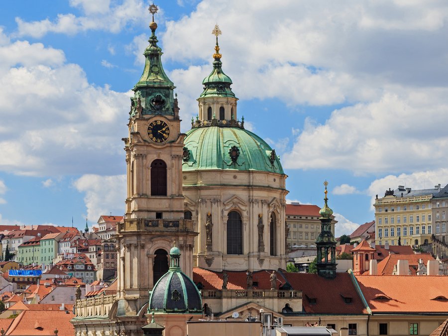Praha — pohled na chrám sv. Mikuláše na Malé Straně