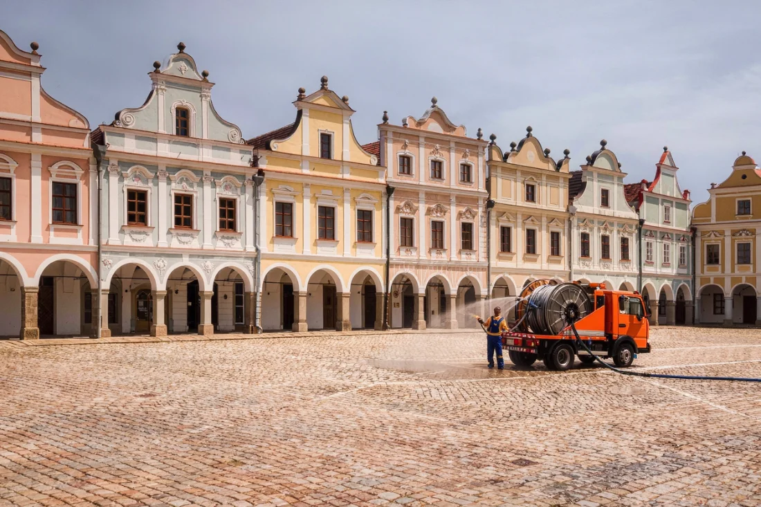 Tlakové čištění kanalizace na náměstí s podloubím
